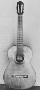 Antonio Torres在百多年前製作的吉他，已經非常像現在的吉他了。